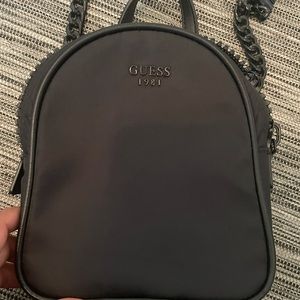 Guess Nylon Cross body.
